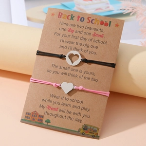 Dettagli dei bracciali a cuore madre-figlia con cartolina regalo per la scuola