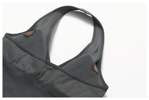 Détail du soutien-gorge de yoga gris foncé montrant la couture et les fentes de mousse