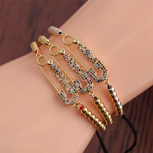 Goldenes Büroklammer-Armband mit bunten Zirkonia-I❤U-Buchstaben am Handgelenk