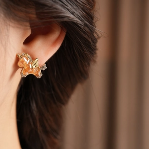 Detailansicht der Vintage Einhorn-Ohrringe in Gold mit funkelnden Kristallakzenten