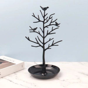 Dettaglio organizer gioielli a forma di albero nero con vassoio su base in marmo