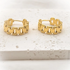 Dettaglio dell'orecchino in acciaio al titanio placcato oro 18k con design a catena
