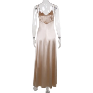 Détail du dos d'une robe nuisette en satin champagne avec un design dos nu élégant