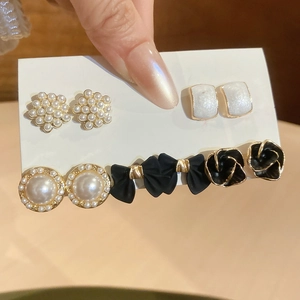 Détail de cinq paires de boucles d'oreilles vintage en or avec perles et goutte d'huile