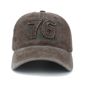 Detail der vintage gewaschenen braunen Baseballkappe mit 76-Patch und Stickerei