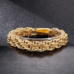 Détail du bracelet multi-rangs en acier inoxydable doré avec fermoir magnétique rectangulaire
