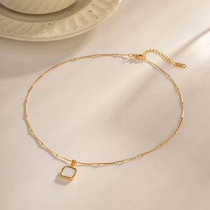 Collier en acier inoxydable plaqué or 14K avec pendentif carré en nacre et chaîne perle