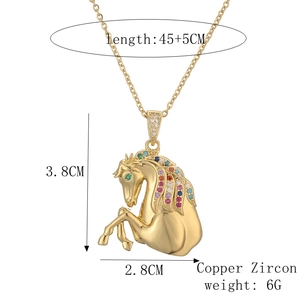 Détails du collier cheval doré avec zircons colorés montrant les dimensions et le poids