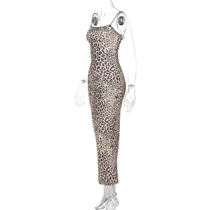 Detailansicht des Leopard-Musters und des figurbetonten Schnitts am langen Trägerkleid