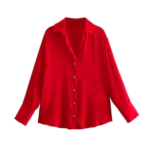 Chemisier en satin rouge à manches longues avec col à revers et poignets boutonnés