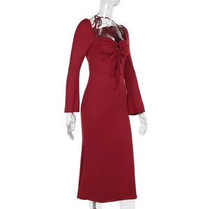 Détail d'une robe moulante rouge avec licou et détails de cordon de serrage froncé