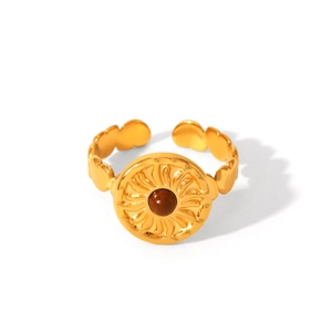 Dettaglio dell'anello vintage dorato con occhio di tigre marrone e trama a raggiera