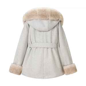Vue arrière d'un manteau en laine gris clair à capuche avec col en fausse fourrure