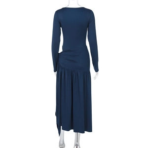 Vue arrière d'une robe moulante bleu marine à manches longues avec taille froncée et ourlet