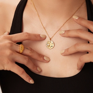 Collier médaillon soleil en acier inoxydable doré 18K avec zircons colorés