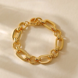 Minimalist thick chain bracelet in 18K gold plated copper with circular clasp closure