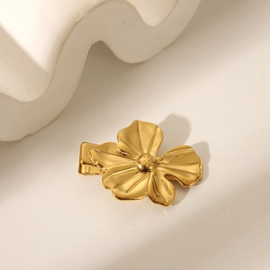 Nahaufnahme der goldenen Blumen-Haarklammer aus Edelstahl auf weißem Hintergrund
