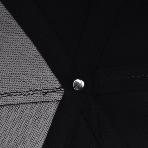 Gros plan de la couronne d'une casquette avec tissus gris et noir et bouton en métal