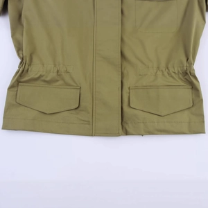 Parka vert olive avec cordon de serrage réglable à la taille et grandes poches à rabat