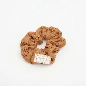 Chouchou fleur en crochet marron fait main avec étiquette en dentelle style épuré