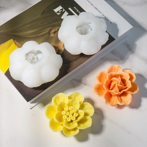 Macro-opname van 3D-bloem siliconen mallen met gedetailleerde rozenblaadjes texturen
