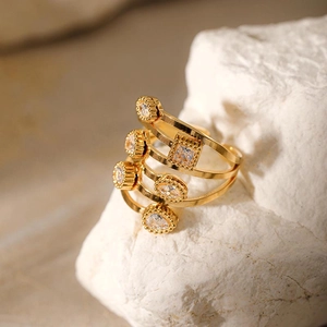 Détail macro de bague multicouche plaquée or avec zircons sur un support en pierre