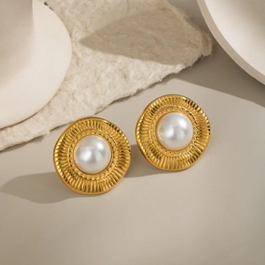Boucles d'oreilles perles dorées élégantes avec texture radiale sur présentoir
