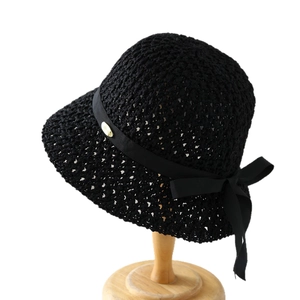 Chapeau de soleil en tricot noir ajouré pour femme avec nœud et emblème doré élégant