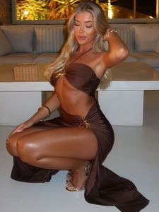 Détails de la robe en satin marron foncé avec anneaux dorés et découpes latérales