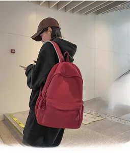 Rückansicht eines roten Rucksacks mit großem Fassungsvermögen und geflochtenem Seil