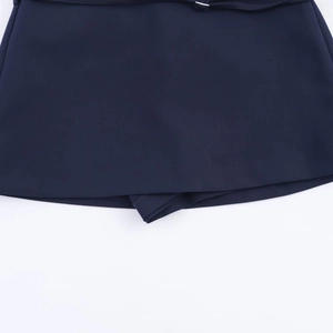 Détail d'une jupe-culotte bleu marine montrant le tissu de qualité et la doublure intégrée