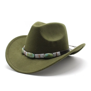 Détail d'un chapeau de cowboy en feutre vert foncé avec ruban ethnique et perles en marbre