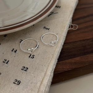 Detailed close-up of 925 sterling silver heart rings with twisted rope band design