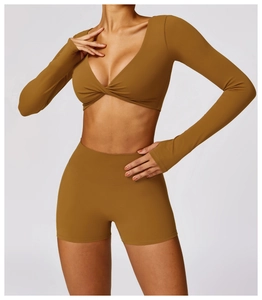 Gros plan du short de yoga taille haute et haut court col en V profond en kit sport