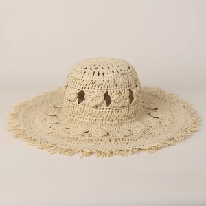 Dettaglio della trama intrecciata a mano e del bordo con frange di un cappello paglia
