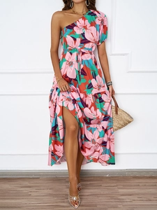 Détail de la robe longue à imprimé tropical rose avec épaule dénudée et fente latérale