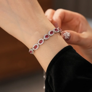 Détail d'un bracelet vintage en argent avec rubis rouges ovales et accents de zircone