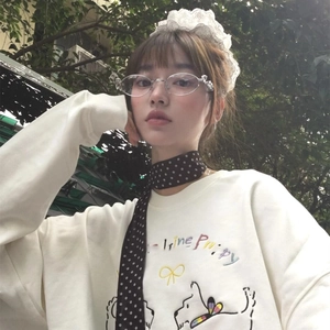 Écharpe étroite chic à pois noirs et blancs stylisée avec un sweat-shirt blanc