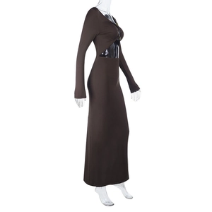 Détail du tissu en maille marron foncé et de la découpe à la taille de la robe longue