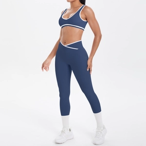 Detail des blauen Yoga-Sets mit Kontrastpaspeln und V-förmig gekreuztem hohem Taillenbund