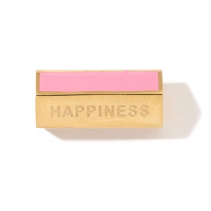 Détail du pendentif cœur en émail rose avec gravure HAPPINESS en acier doré