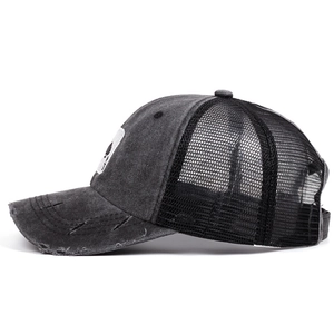Graue Vintage-Truckerkappe mit Totenkopf-Patch und abgenutztem Schirm im Washed-Stil