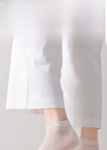 Detail of light beige invisible silk socks with reinforced heel grip to prevent slipping