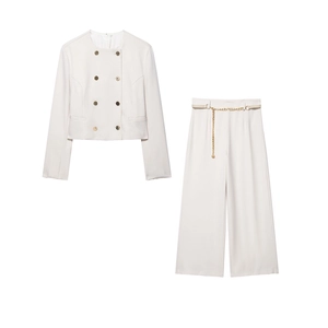 Elegante completo due pezzi bianco crema con blazer doppiopetto e pantaloni a gamba larga