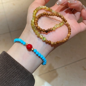 Lot de bracelets en perles de turquoise et bois avec breloques de style rétro