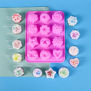 Détails d'un moule en silicone rose à 12 cavités avec des formes de fleurs et cœurs