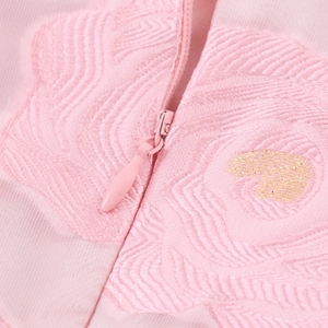 Robe rose avec broderie jacquard de roses, breloques cœurs dorés et fermeture éclair invisible