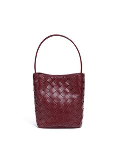Petit sac seau en cuir tressé bordeaux profond avec une poignée au style minimaliste