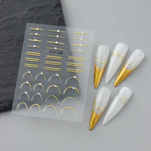 Détails de stickers ongles 5D avec lignes dorées et cristaux sur ongles de présentation