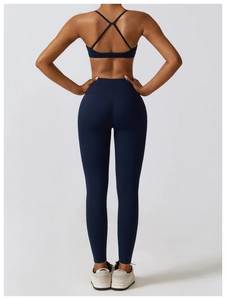 Détail de brassière sport bleu marine à dos croisé et legging de yoga taille haute